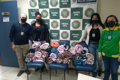 Policiais da 151ª DP de Nova Friburgo doam cobertores para o movimento Tenda Solidária