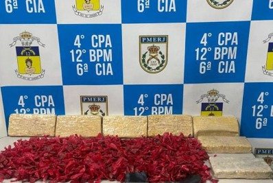 Homem é preso com fuzil e 8 kg de drogas em Itaipuaçu