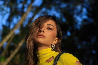 Sabrina Sato surge com look 'detonado' de grife de luxo