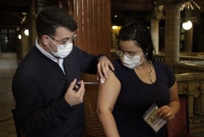 Rio precisa de 460 mil doses para fechar vacinação da próxima semana