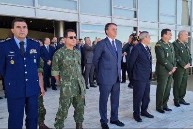 Bolsonaro acompanha desfile de blindados militares no Palácio do Planalto