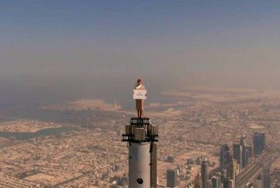 'Aeromoça' é colocada no topo do prédio mais alto do mundo para ação de marketing de companhia aérea 
