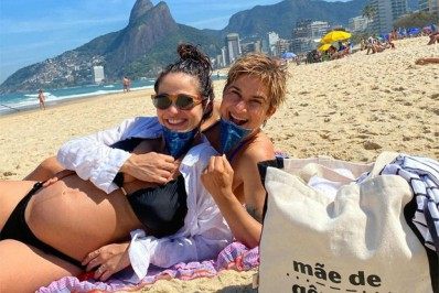 Nanda Costa exibe barrigão de gravidez na praia com Lan Lanh