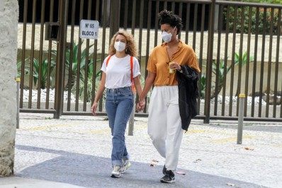 Bruna Linzmeyer passeia de mãos dadas com namorada