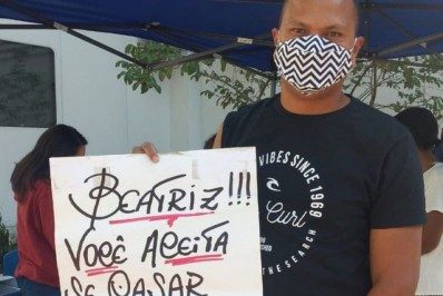 Morador do Complexo do Alemão pede companheira em casamento em ponto de vacinação