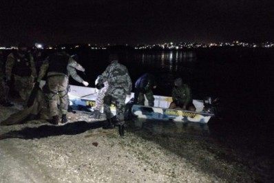 Em São Pedro, operação na Lagoa de Araruama apreende rede e pescado em período de defeso