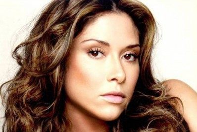 Atriz Marcela Peringer faz boletim de ocorrência contra empresário