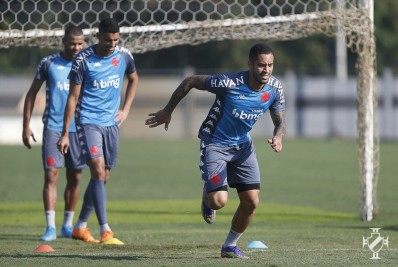Romulo lamenta ausência de Cano no jogo do Vasco contra o Vila Nova