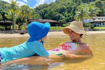 Fofura! Thais Fersoza relaxa em banho de mar com filho
