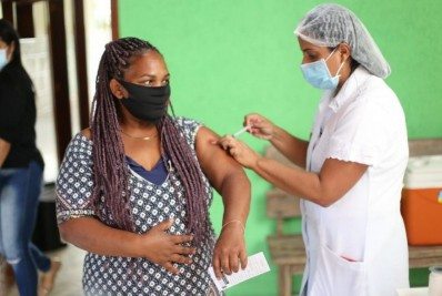 Campos vacina pessoas com 22 anos contra a Covid-19 nesta quarta-feira (11)