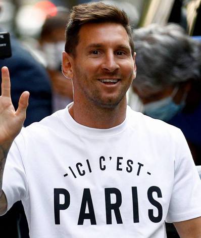 Argentinian football player Lionel Messi arrives at the Monceau hotel in Paris on August 10, 2021, as the football legend is expected to sign an initial two-year deal with Paris Saint-Germain football club following his departure from boyhood club Barcelona. (Photo by Sameer Al-DOUMY / AFP)