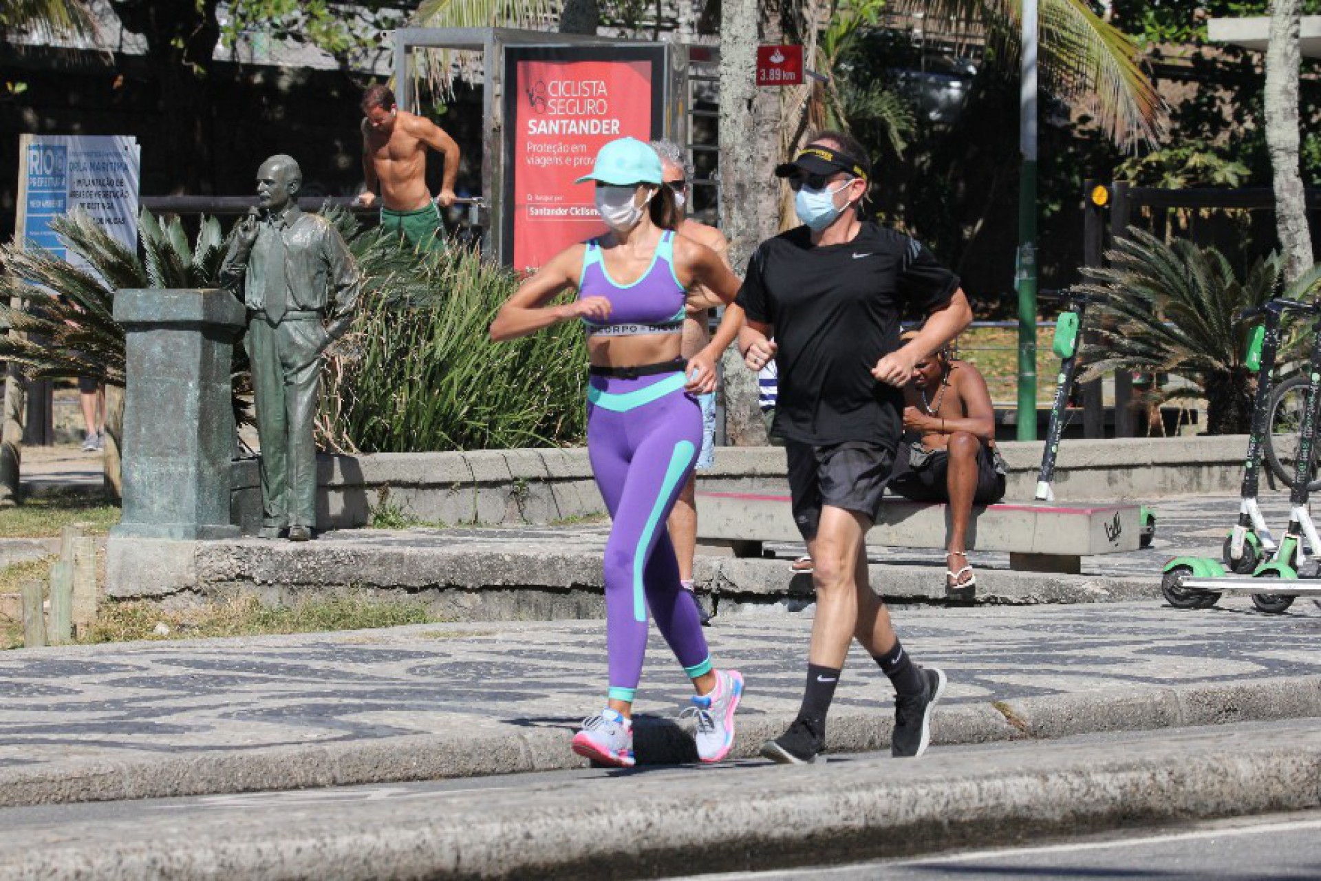 Que sa&uacute;de! Patr&iacute;cia Poeta corre com personal na Zona Sul do Rio