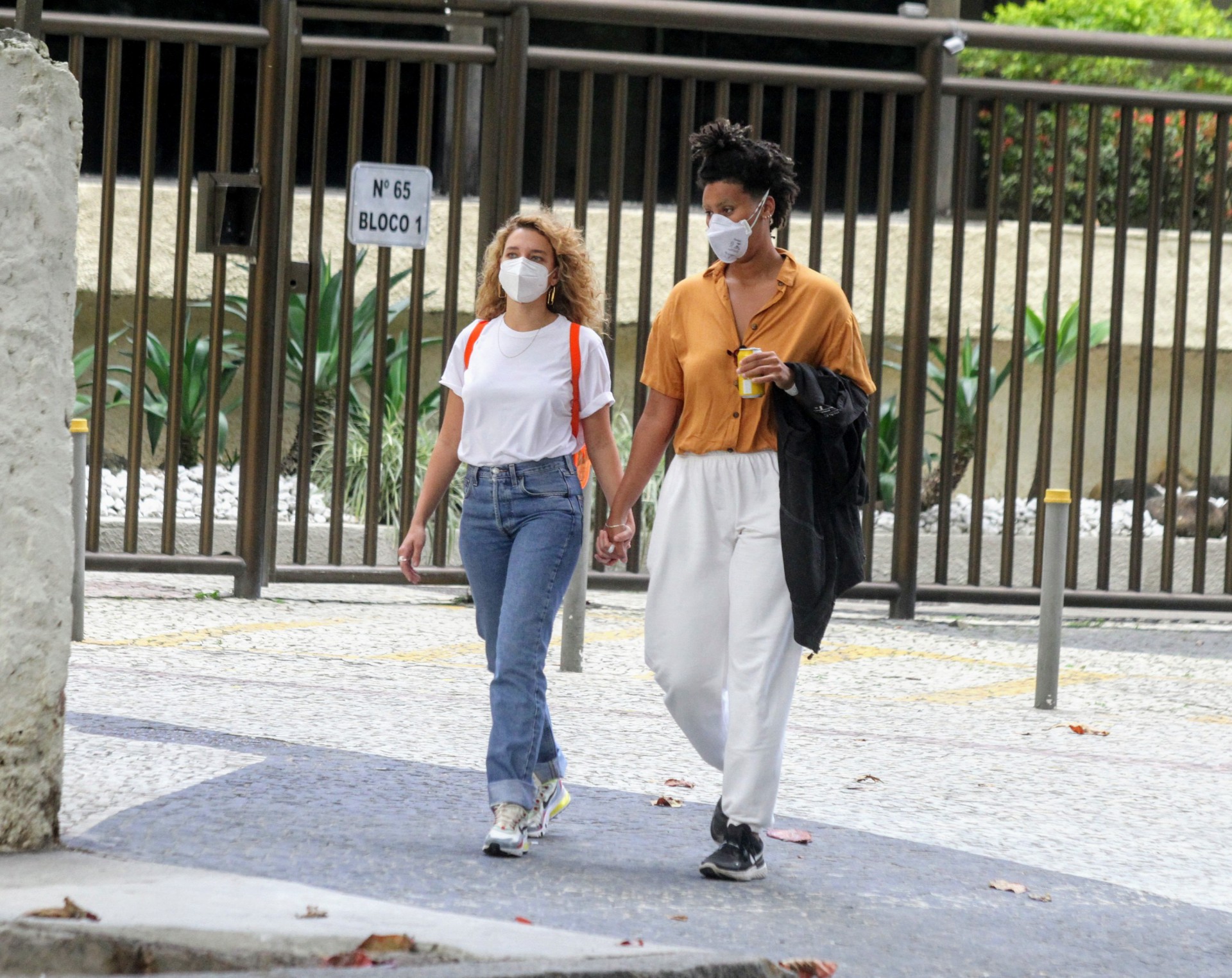 Bruna Linzmeyer passeia de m&atilde;os dadas com namorada