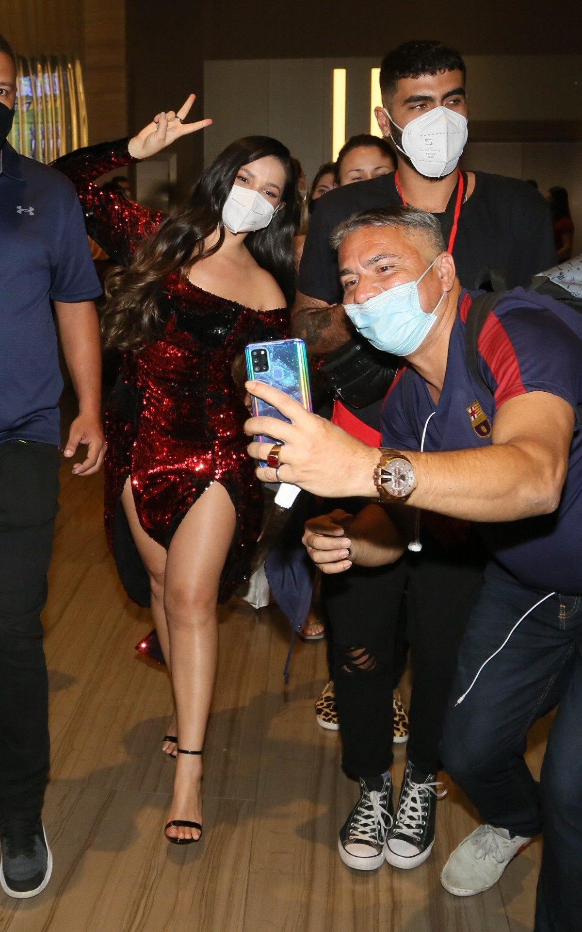 Juliette posa com f&atilde;s ap&oacute;s deixar live