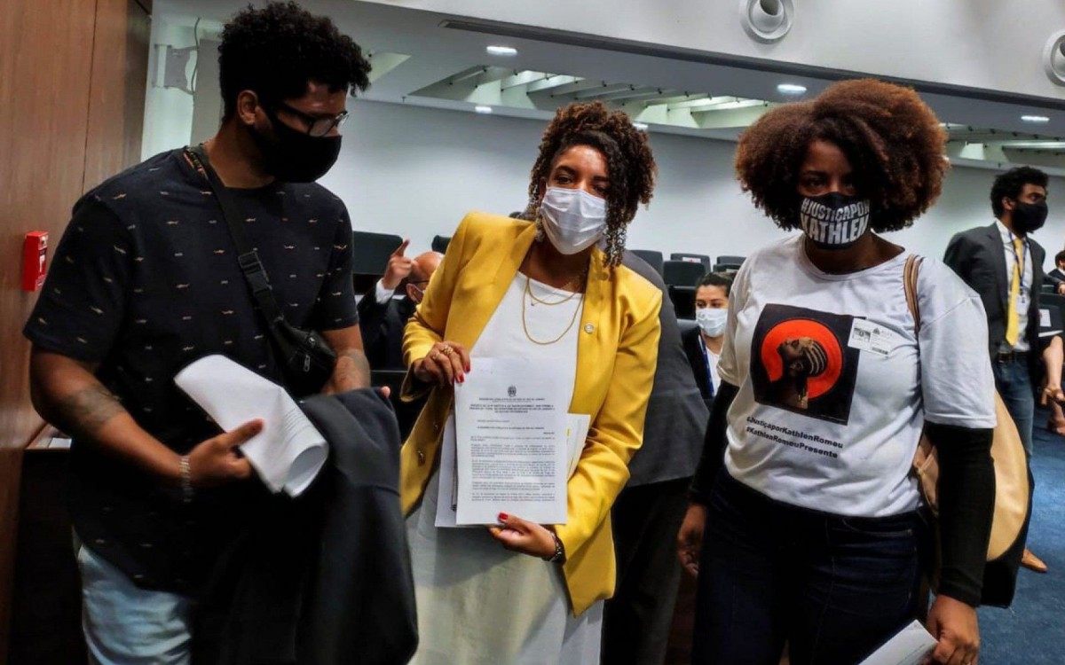 A deputada Renata Souza ao lado da m&atilde;e e do vi&uacute;vo de Katlhen Romeu