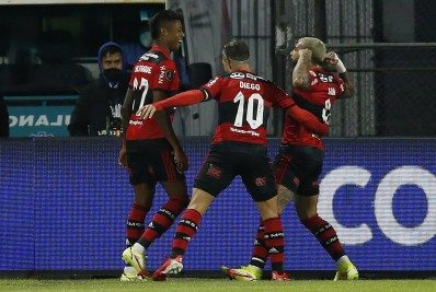 Em jogo agitado, Flamengo goleia o Olimpia e fica perto de ir à semifinal da Libertadores