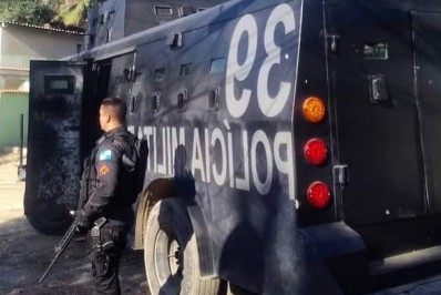 PMs de Belford Roxo resgatam motorista e recuperam carga de bebidas roubada