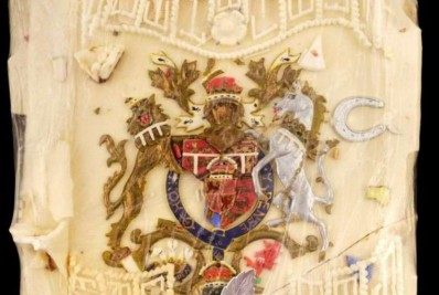 Após 40 anos, pedaço de bolo de casamento do príncipe Charles com Diana é leiloado