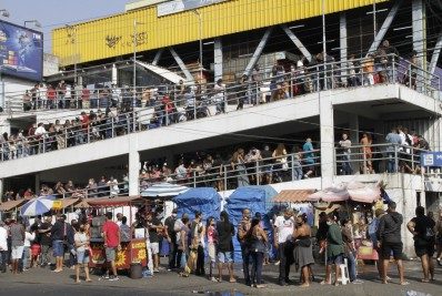 Caxias registra longas filas ao levar vacinação contra a covid-19 para estação de trem