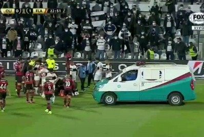 Vídeo: jogador do Olimpia deixa campo de ambulância após choque com Arrascaeta, do Flamengo