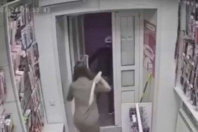 Vídeo: vendedora expulsa ladrão de loja usando um pênis de borracha