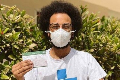 Ex-BBB João Luiz celebra vacinação contra a covid-19: 'Esperança'