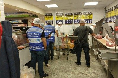 Procon descarta 230 quilos de alimentos impróprios para o consumo