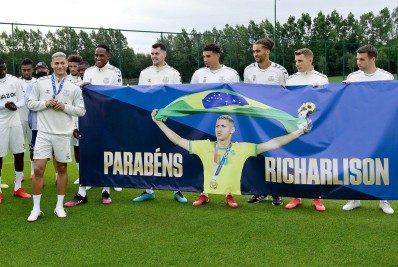 Companheiros de Everton recebem Richarlison com faixa e aplausos