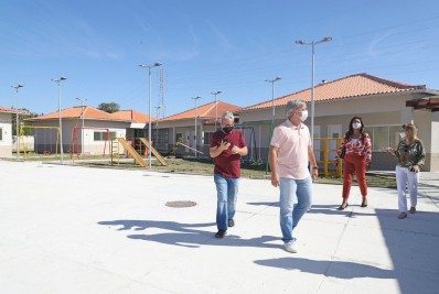 Prefeito de Búzios vistoria obras concluídas em escola no bairro São José