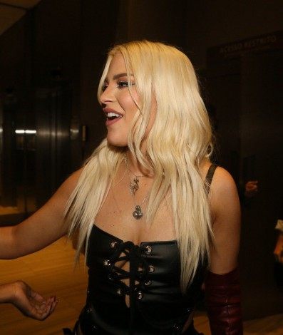 Luisa Sonza posa com fãs após deixar live - Ag. News