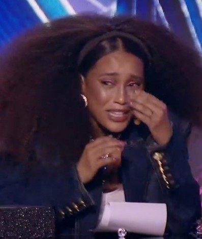 Taís Araújo envergonhada por ter citado Fernanda Souza na dica que falava sobre Thiaguinho no 'The Masked Singer' - Reprodução