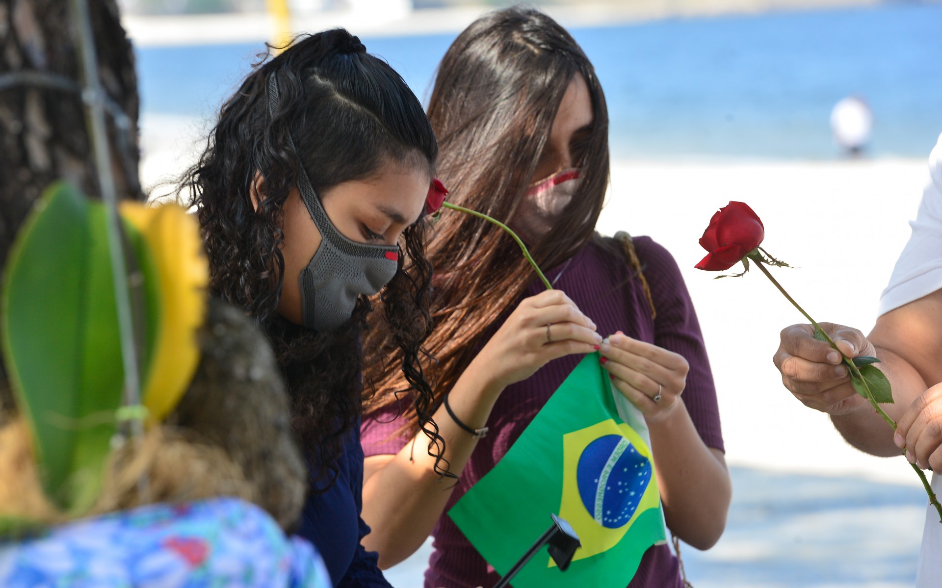 Filhas de Patr&iacute;cia Acioli, Ana Clara (roxo) e Maria Eduarda Acioli, no ato em homenagem &agrave; ju&iacute;za - Fabio Costa/Agencia O Dia