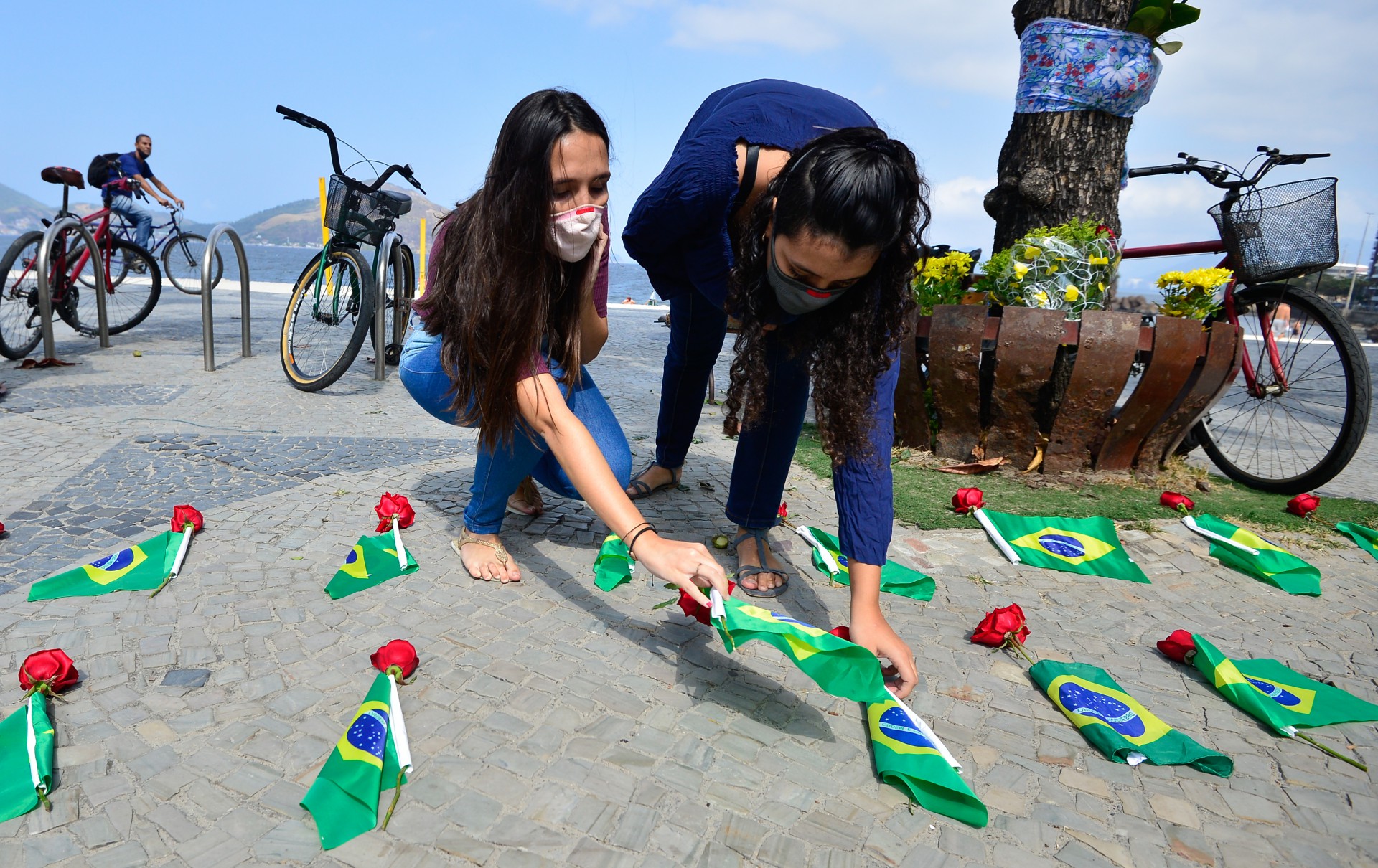 Filhas de Patr&iacute;cia Acioli, Ana Clara (roxo) e Maria Eduarda Acioli, no ato em homenagem &agrave; ju&iacute;za - Fabio Costa/Agencia O Dia