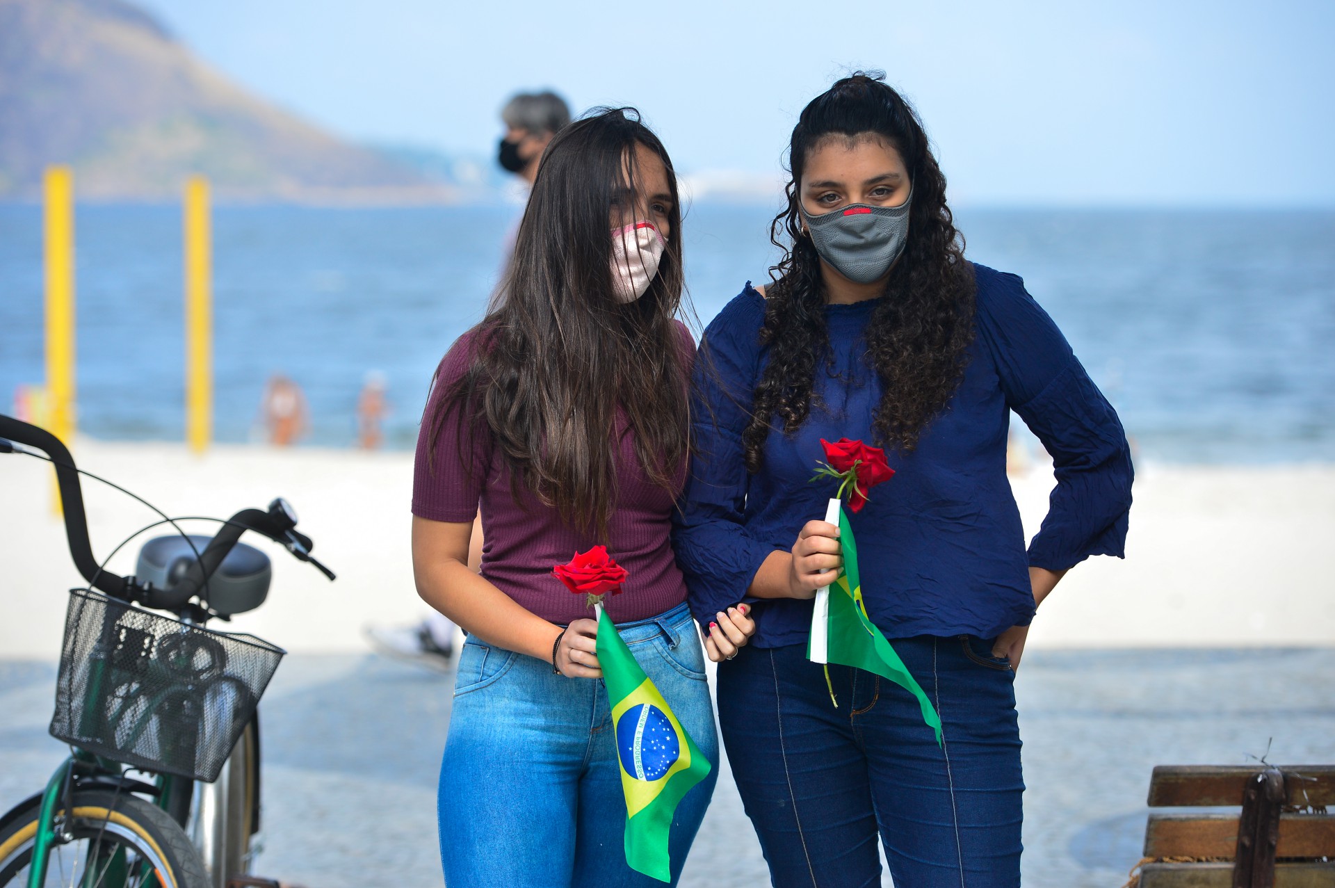 Filhas de Patr&iacute;cia Acioli, Ana Clara (de roxo) e Maria Eduarda Acioli Foto, no ato - Fabio Costa/Agencia O Dia