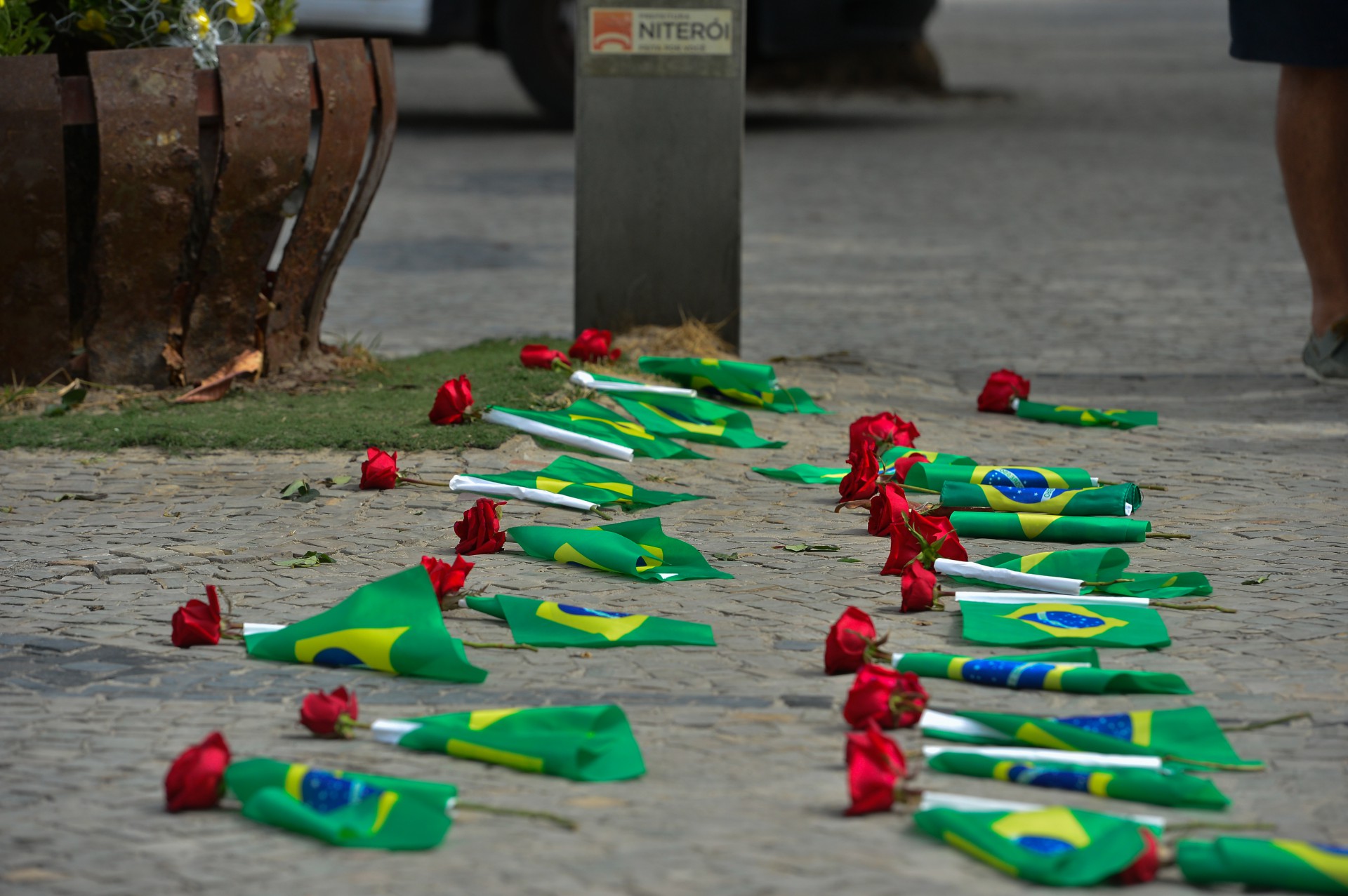 Rio da Paz colocou 21 rosas no monumento em homenagem &agrave; Patr&iacute;cia Acioli - Fabio Costa/Agencia O Dia