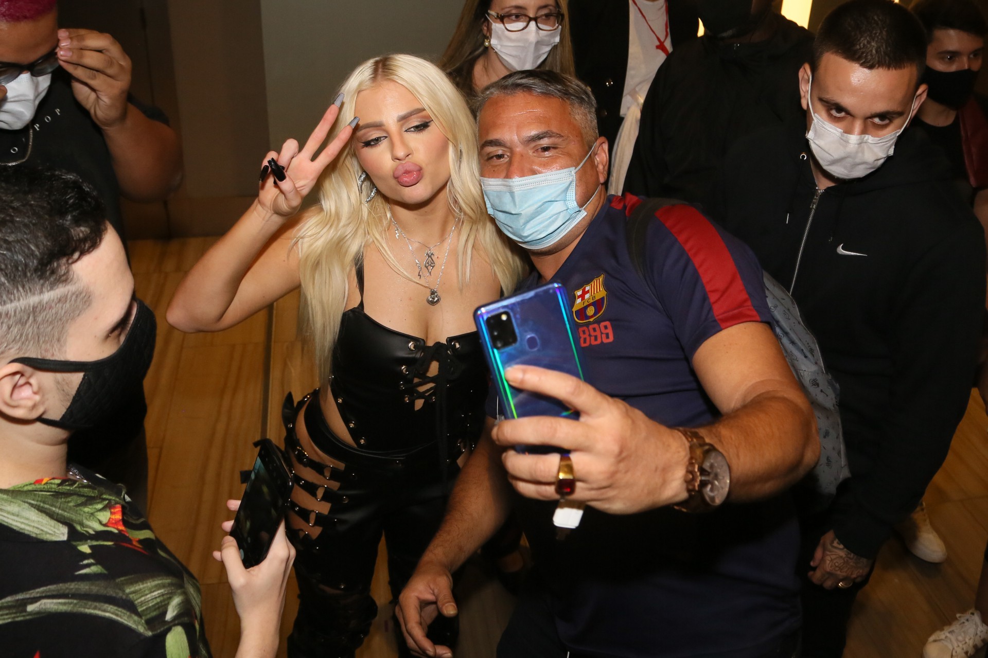 Luisa Sonza posa com fãs após deixar live - Ag. News