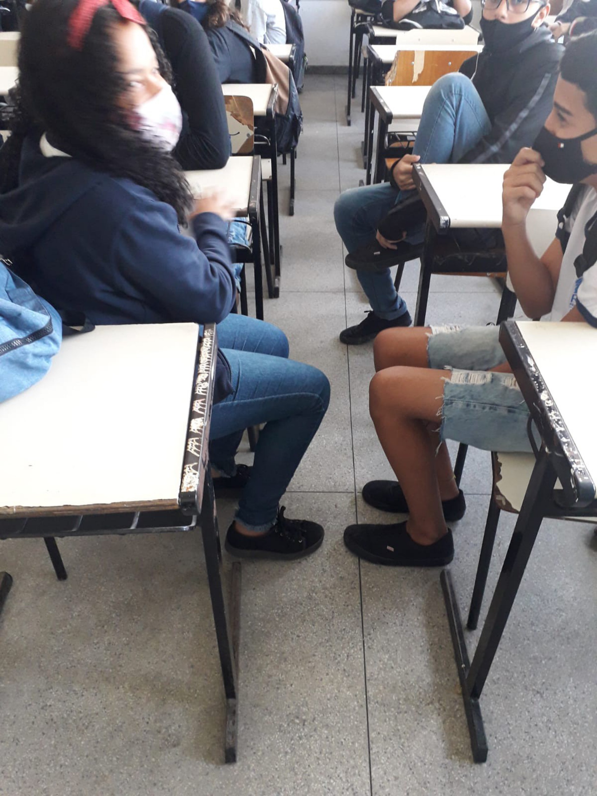 Fotos tiradas dentro das escolas municipais mostrando o distanciamento das cadeiras e o números de alunos nas salas de aulas. - Divulgação