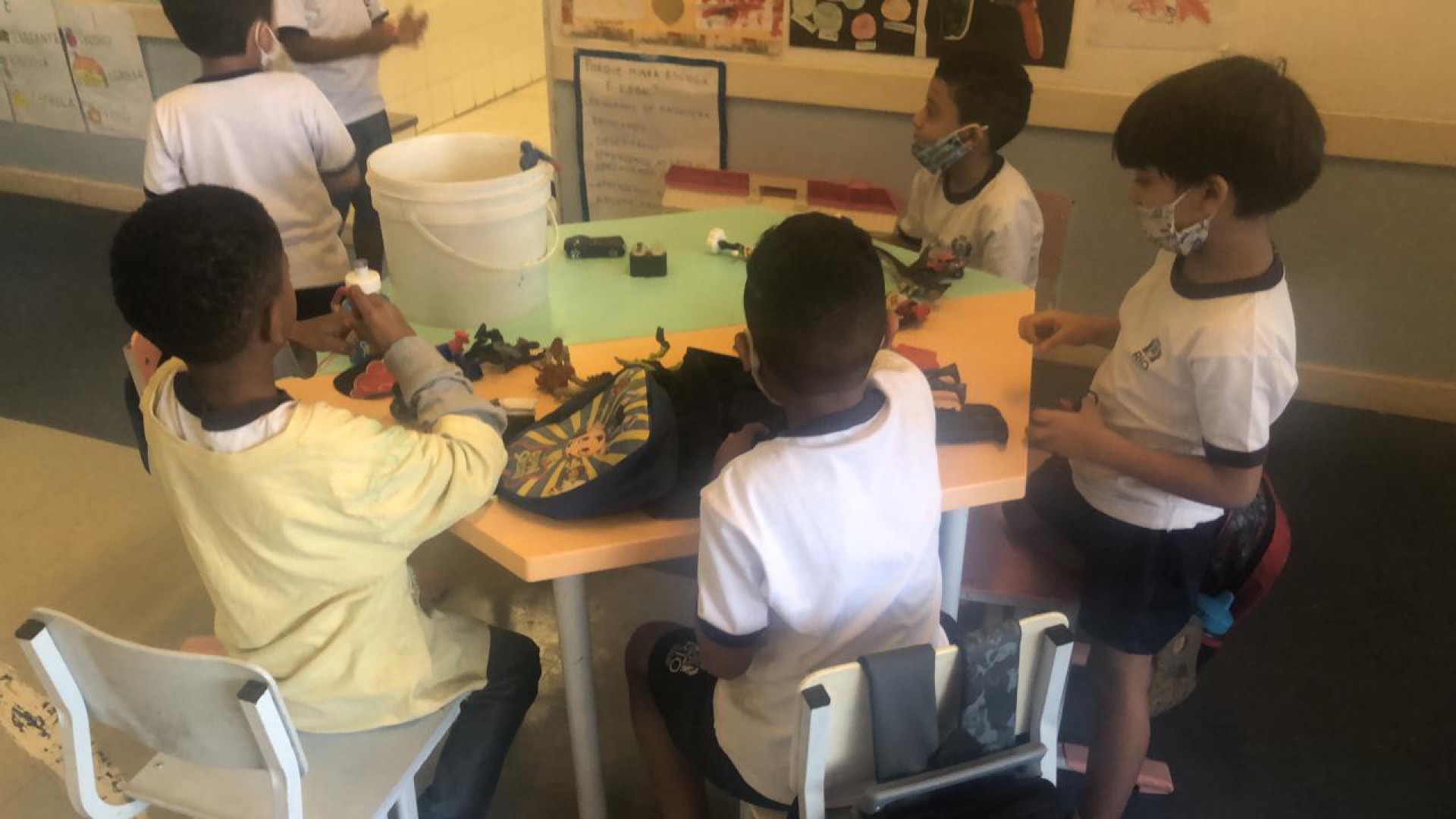 Fotos tiradas dentro das escolas municipais mostrando o distanciamento das cadeiras e o números de alunos nas salas de aulas. - Divulgação