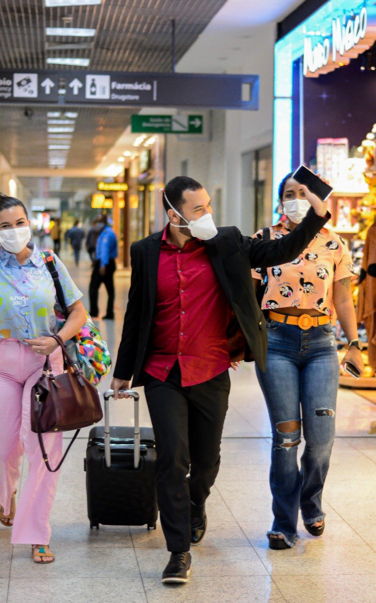 Gil do Vigor embarca no Aeroporto Santos Dumont acompanhado pela irm&atilde; e por uma amiga na noite desta quarta-feira