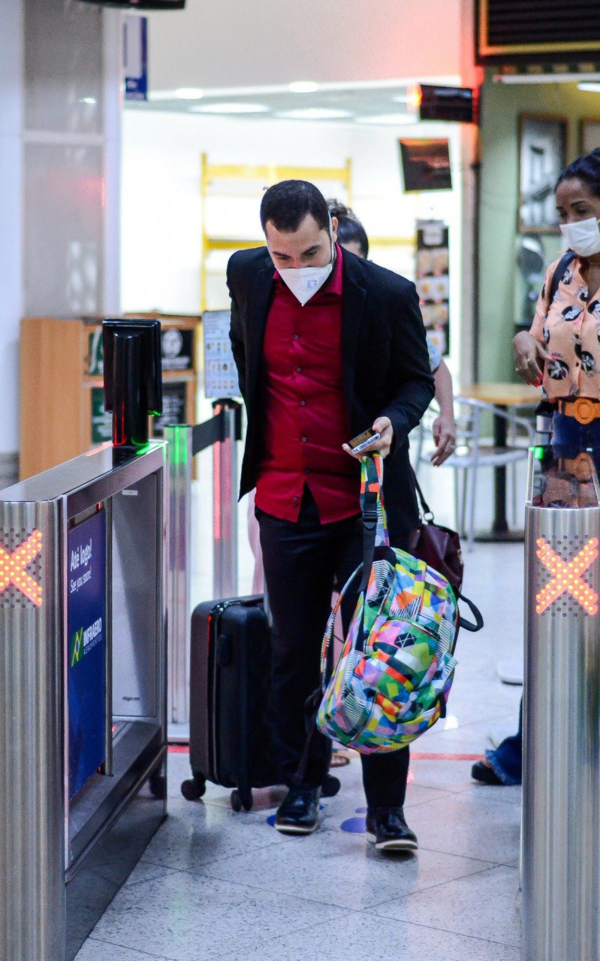 Gil do Vigor embarca no Aeroporto Santos Dumont acompanhado pela irm&atilde; e por uma amiga na noite desta quarta-feira