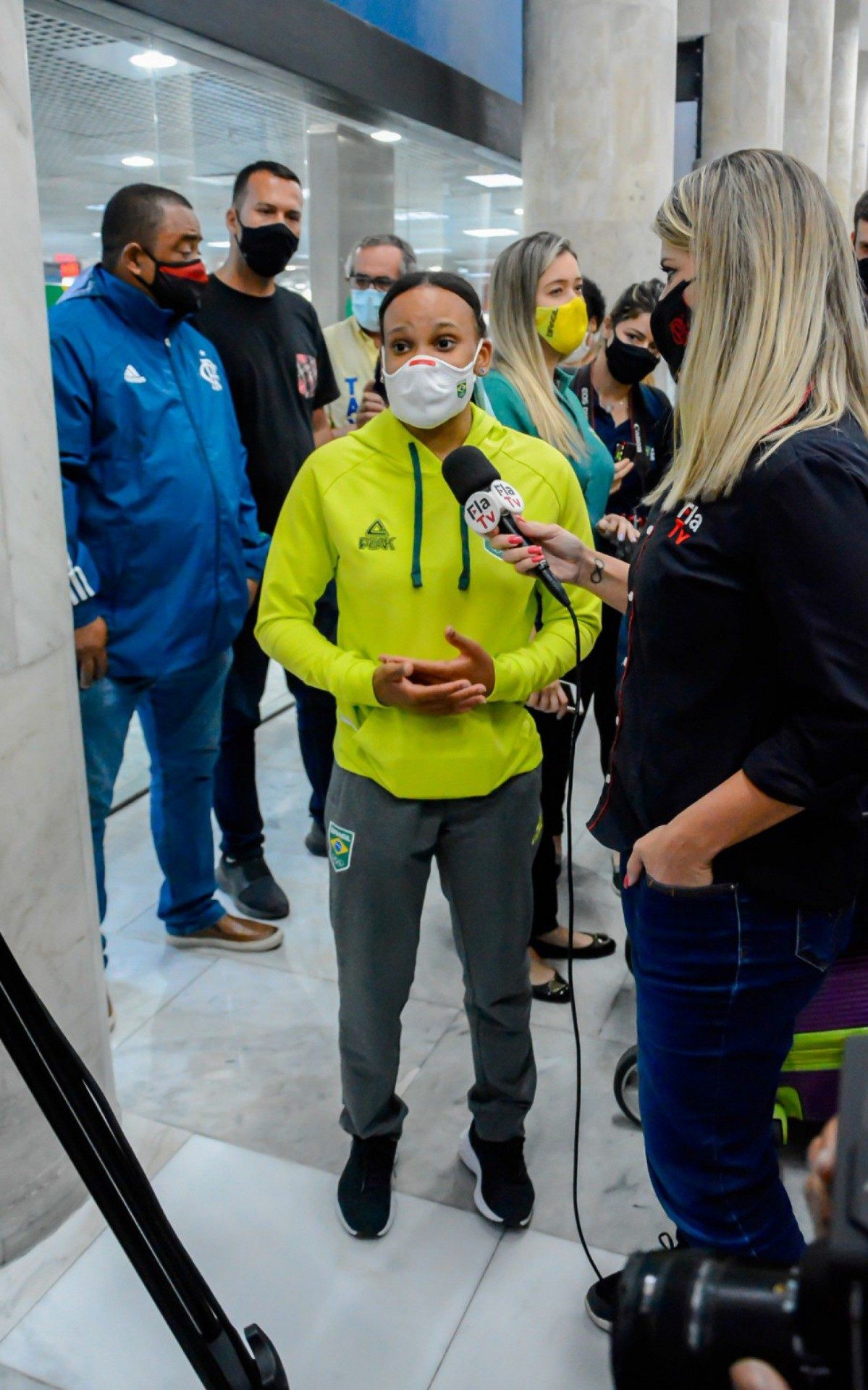 Rebeca Andrade causa tumulto ao desembarcar no Aeroporto Santos Dumont, no Rio