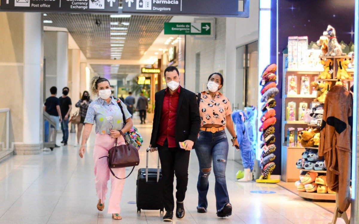 Gil do Vigor embarca no Aeroporto Santos Dumont acompanhado pela irm&atilde; e por uma amiga na noite desta quarta-feira