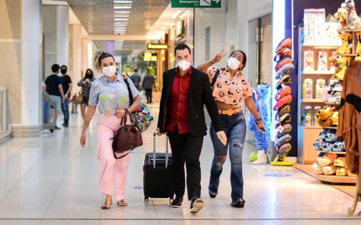 Gil do Vigor embarca no Aeroporto Santos Dumont acompanhado pela irm&atilde; e por uma amiga na noite desta quarta-feira