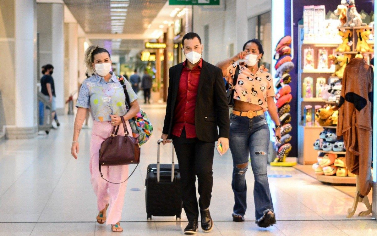 Gil do Vigor embarca no Aeroporto Santos Dumont acompanhado pela irm&atilde; e por uma amiga na noite desta quarta-feira