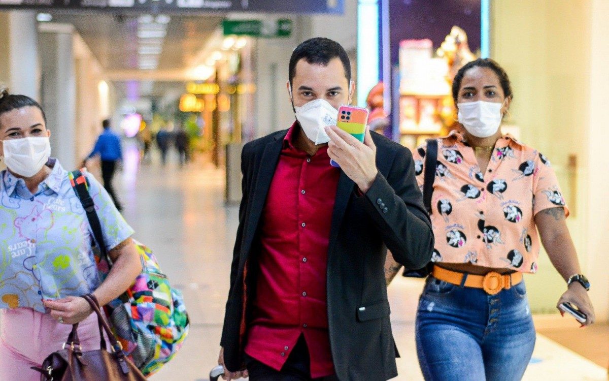 Gil do Vigor embarca no Aeroporto Santos Dumont acompanhado pela irm&atilde; e por uma amiga na noite desta quarta-feira