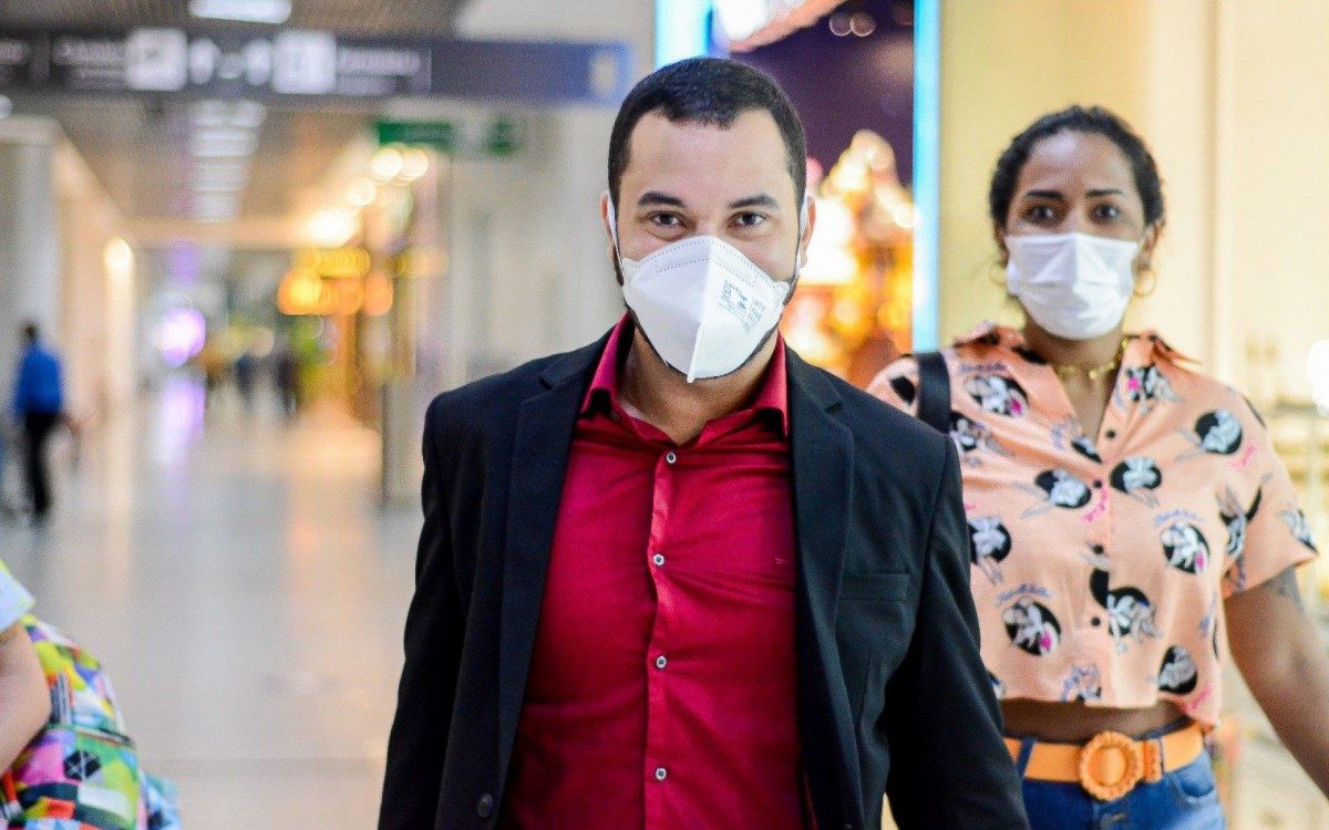 Gil do Vigor embarca no Aeroporto Santos Dumont acompanhado pela irm&atilde; e por uma amiga na noite desta quarta-feira