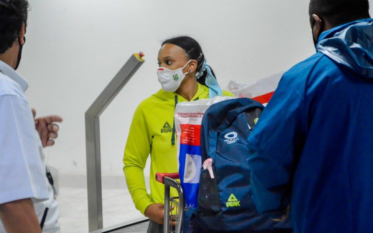 Rebeca Andrade causa tumulto ao desembarcar no Aeroporto Santos Dumont, no Rio