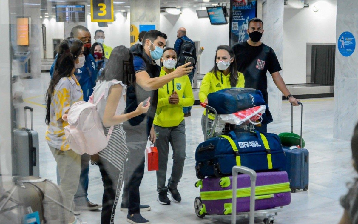 Rebeca Andrade causa tumulto ao desembarcar no Aeroporto Santos Dumont, no Rio