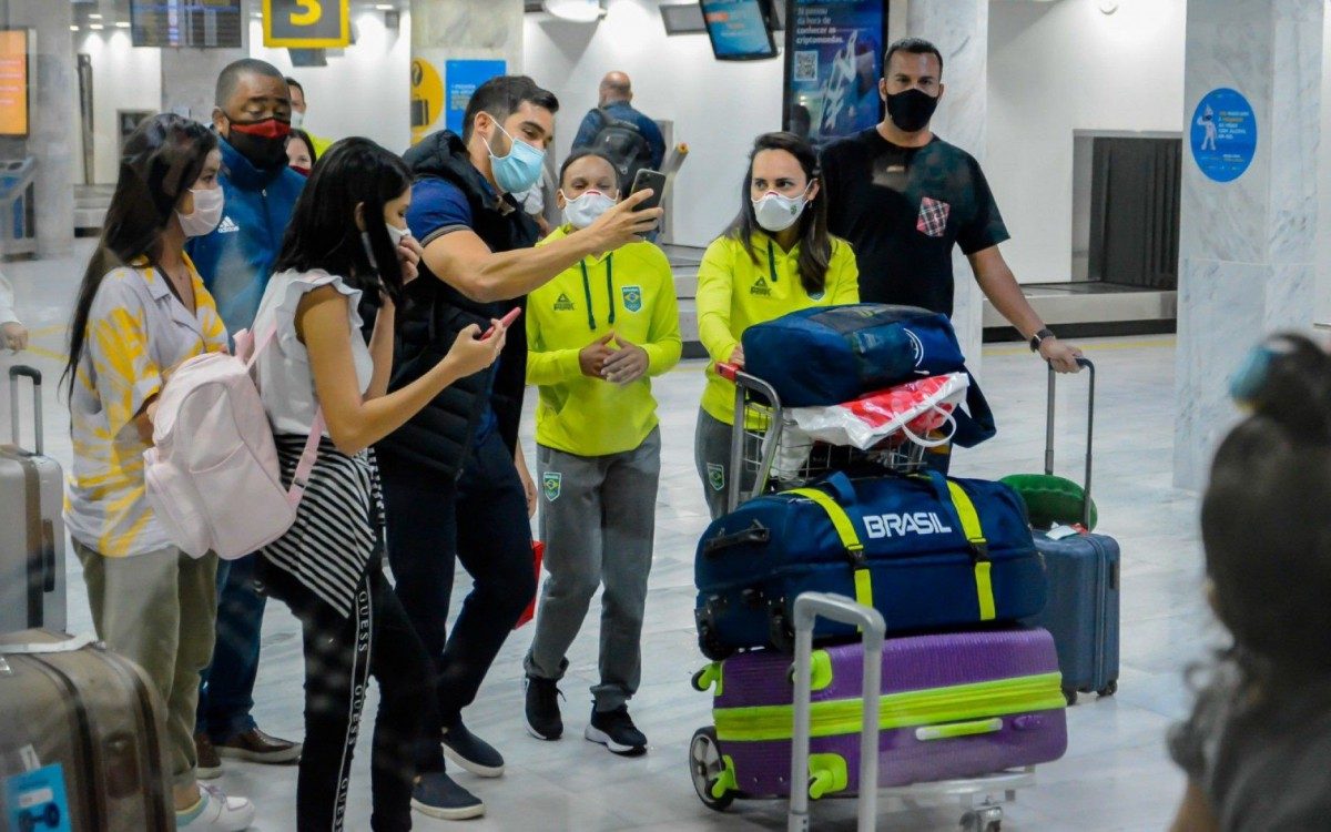 Rebeca Andrade causa tumulto ao desembarcar no Aeroporto Santos Dumont, no Rio