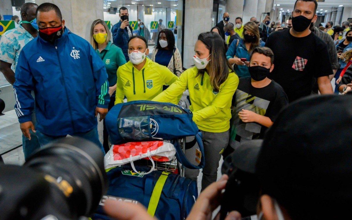 Rebeca Andrade causa tumulto ao desembarcar no Aeroporto Santos Dumont, no Rio